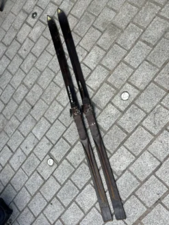 Paire de skis vintage en bois L = 198 cm