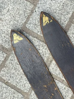 Paire de skis vintage en bois L = 198 cm