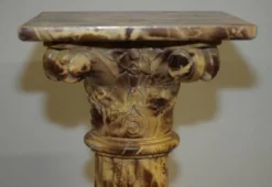 Paire de socles de pilier corinthien sculptés à la main