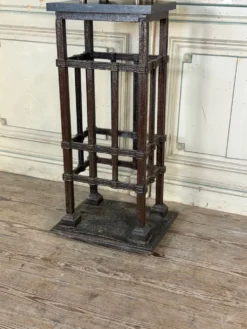 Paire de socles en fer forgé riveté, vers 1900