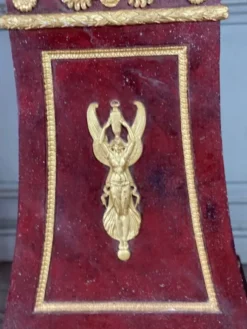 Paire de socles en plâtre à l’imitation du porphyre et du bronze doré vers 1980