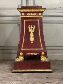 Paire de socles en plâtre à l’imitation du porphyre et du bronze doré vers 1980