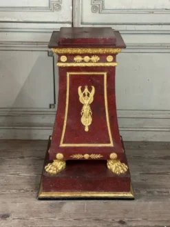 Paire de socles en plâtre à l’imitation du porphyre et du bronze doré vers 1980