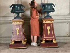 Paire de socles en plâtre à l’imitation du porphyre et du bronze doré vers 1980
