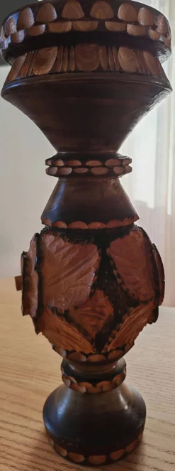 Paire de vases en bois sculpté et tourné – Art populaire vintage