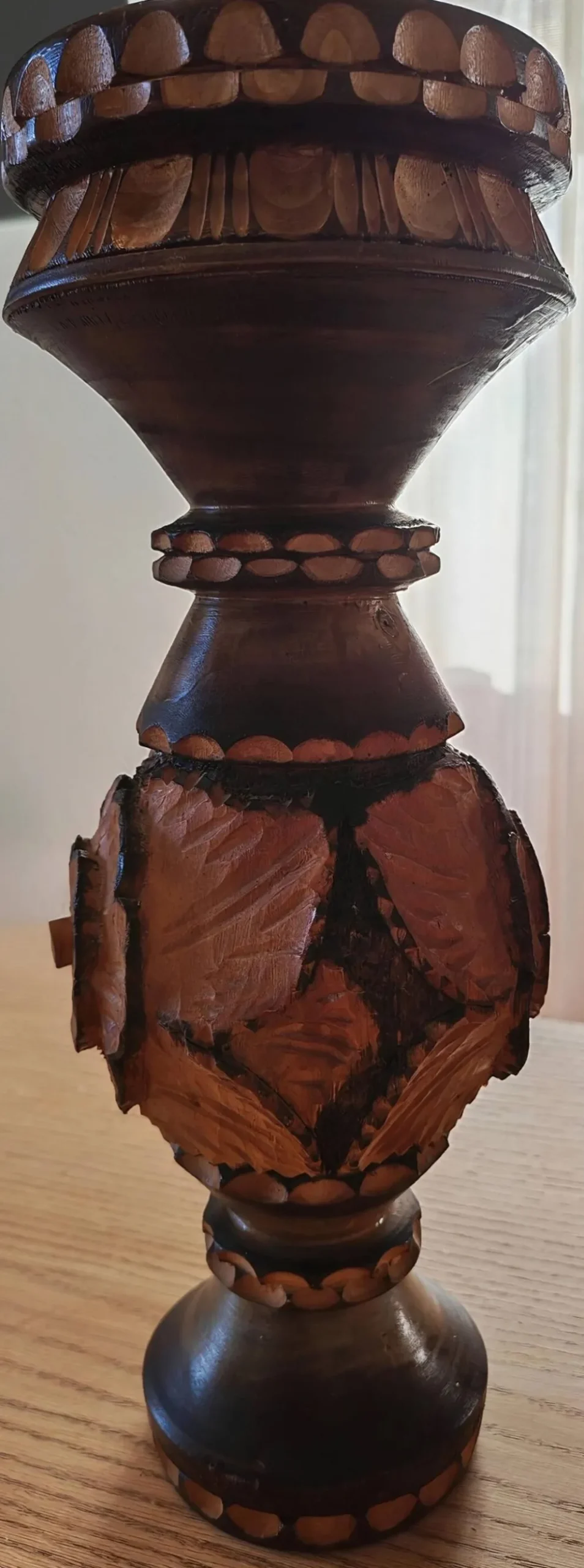 Paire de vases en bois sculpté et tourné – Art populaire vintage