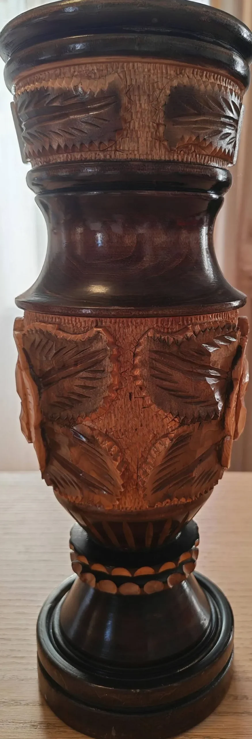 Paire de vases en bois sculpté et tourné – Art populaire vintage