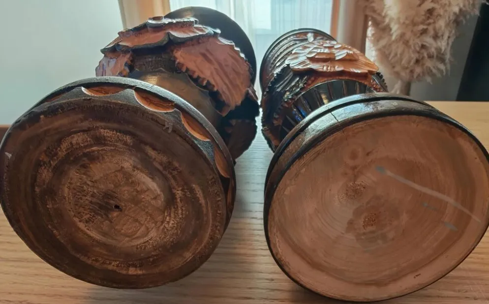 Paire de vases en bois sculpté et tourné – Art populaire vintage
