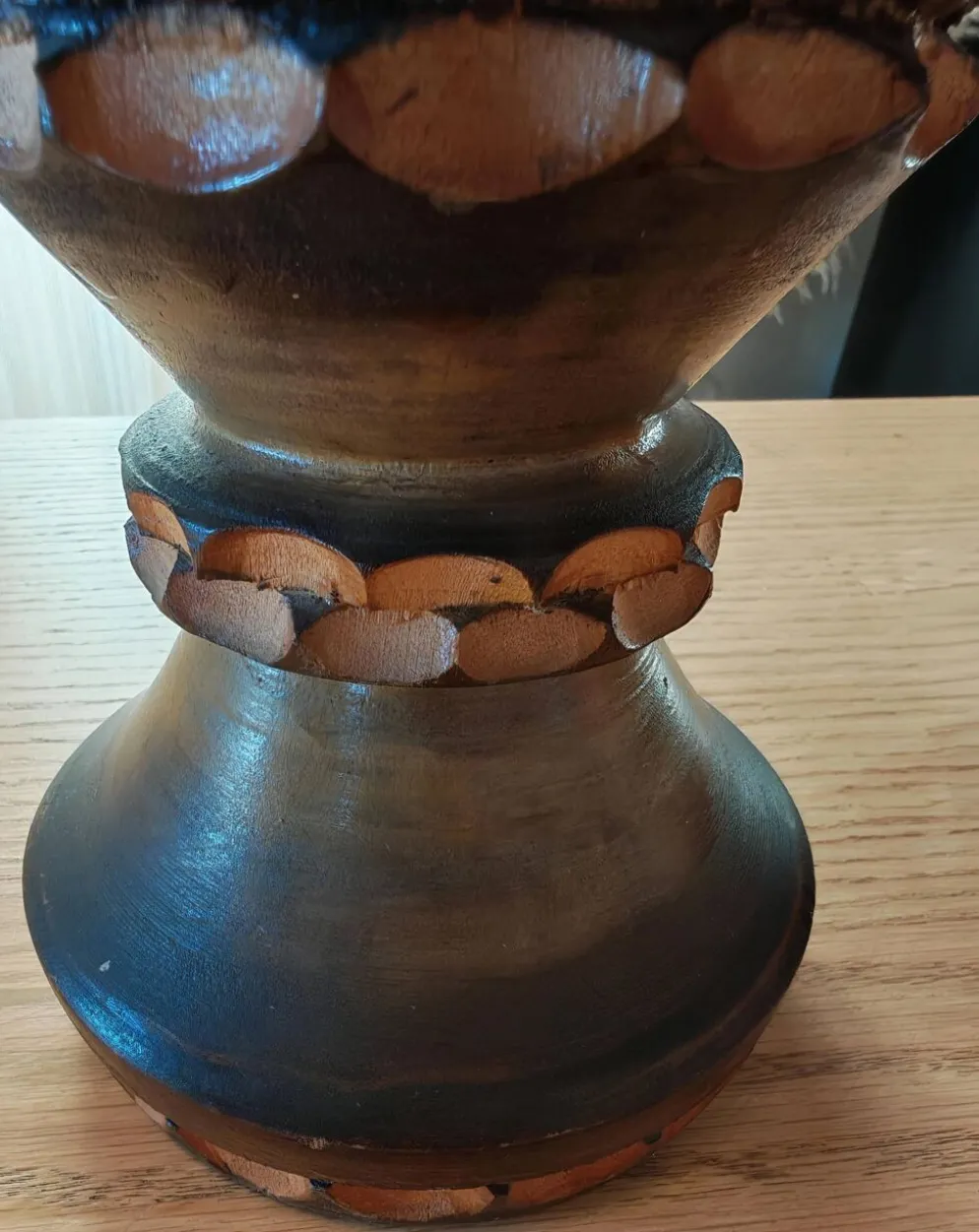 Paire de vases en bois sculpté et tourné – Art populaire vintage