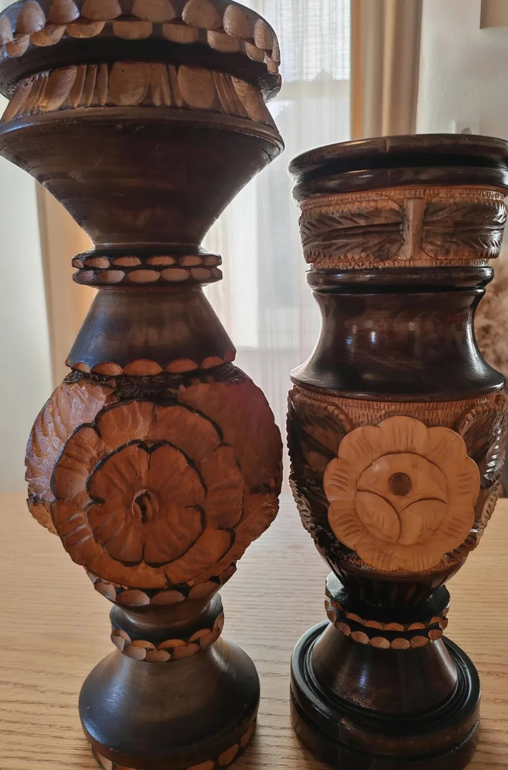 Paire de vases en bois sculpté et tourné – Art populaire vintage