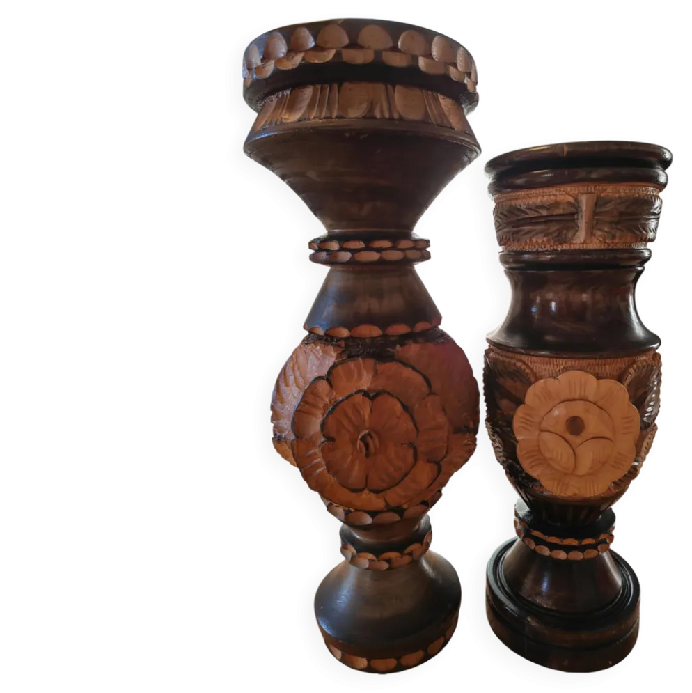 Paire de vases en bois sculpté et tourné – Art populaire vintage