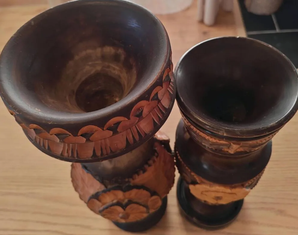 Paire de vases en bois sculpté et tourné – Art populaire vintage