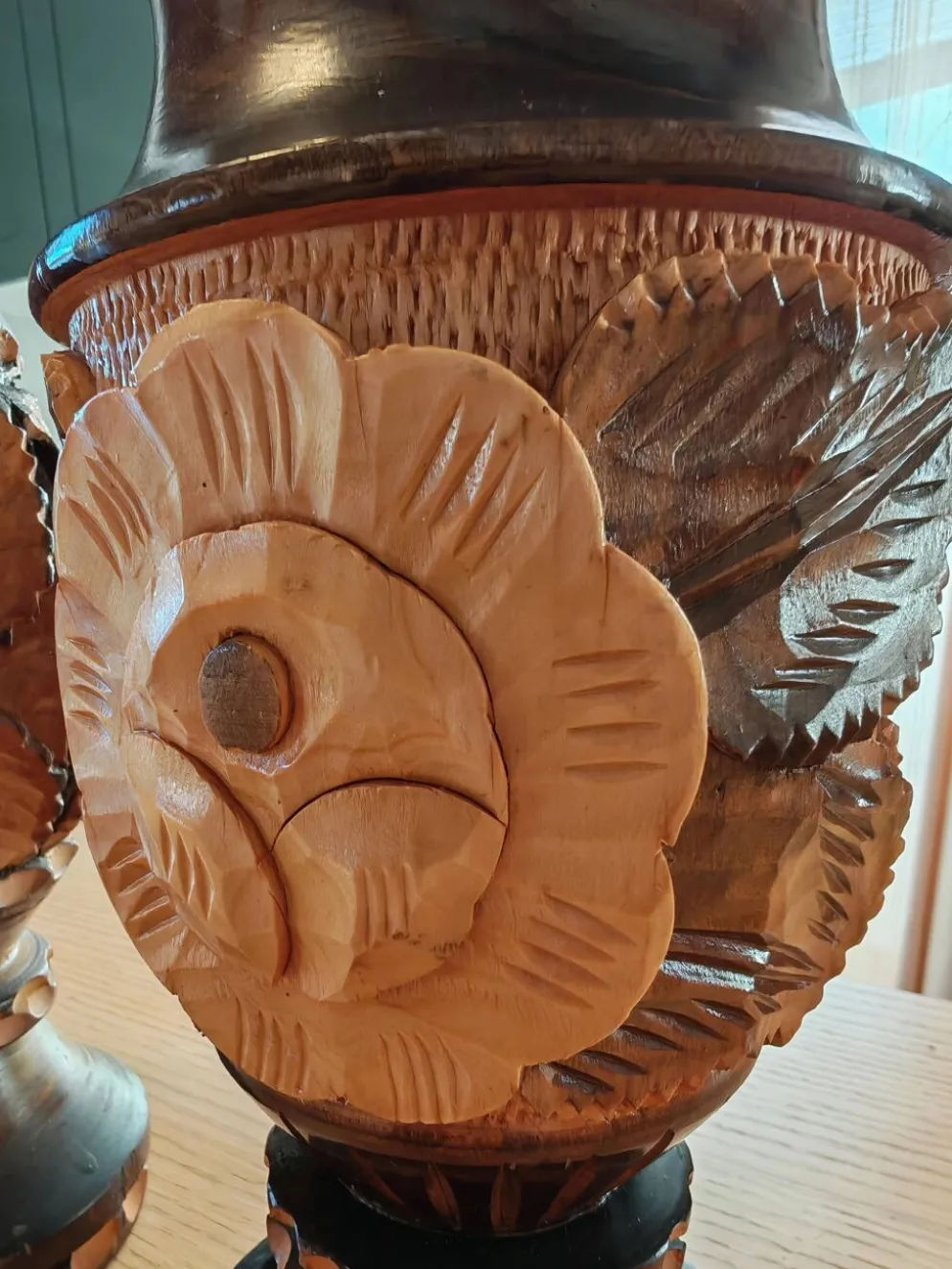 Paire de vases en bois sculpté et tourné – Art populaire vintage