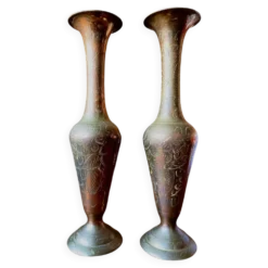 Paire de vases soliflores vintage en laiton gravé à la main
