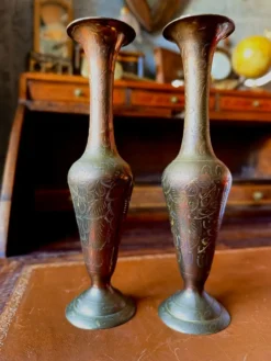 Paire de vases soliflores vintage en laiton gravé à la main