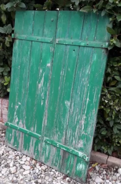 Paire de volets H125xL87cm anciens en sapin peint