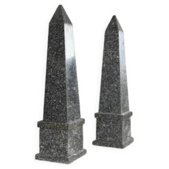 Paire d’obélisques en granit gris, vers 1980