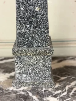 Paire d’obélisques en granit gris, vers 1980