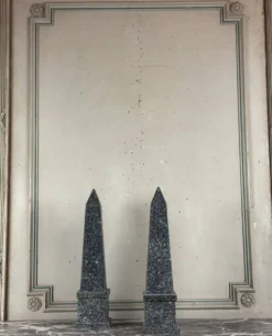 Paire d’obélisques en granit gris, vers 1980
