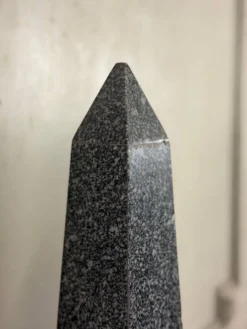 Paire d’obélisques en granit gris, vers 1980