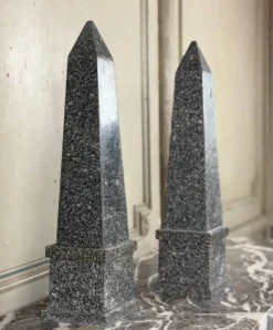 Paire d’obélisques en granit gris, vers 1980