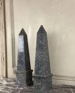Paire d’obélisques en granit gris, vers 1980