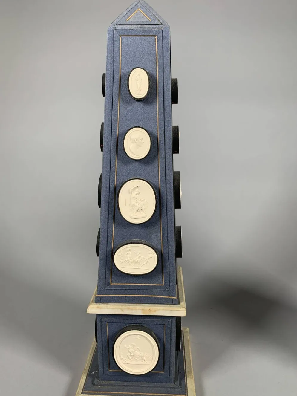 Paire d'Obélisques Ornées De Camées En Plâtre à l'Antique Fin XVIIIème