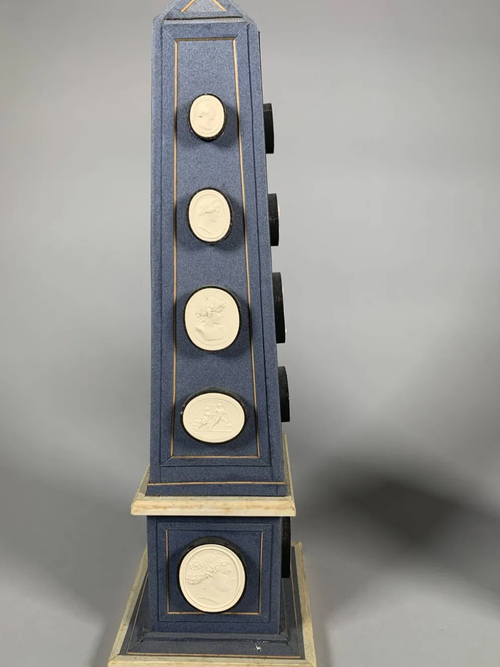 Paire d'Obélisques Ornées De Camées En Plâtre à l'Antique Fin XVIIIème
