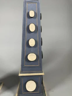 Paire d'Obélisques Ornées De Camées En Plâtre à l'Antique Fin XVIIIème