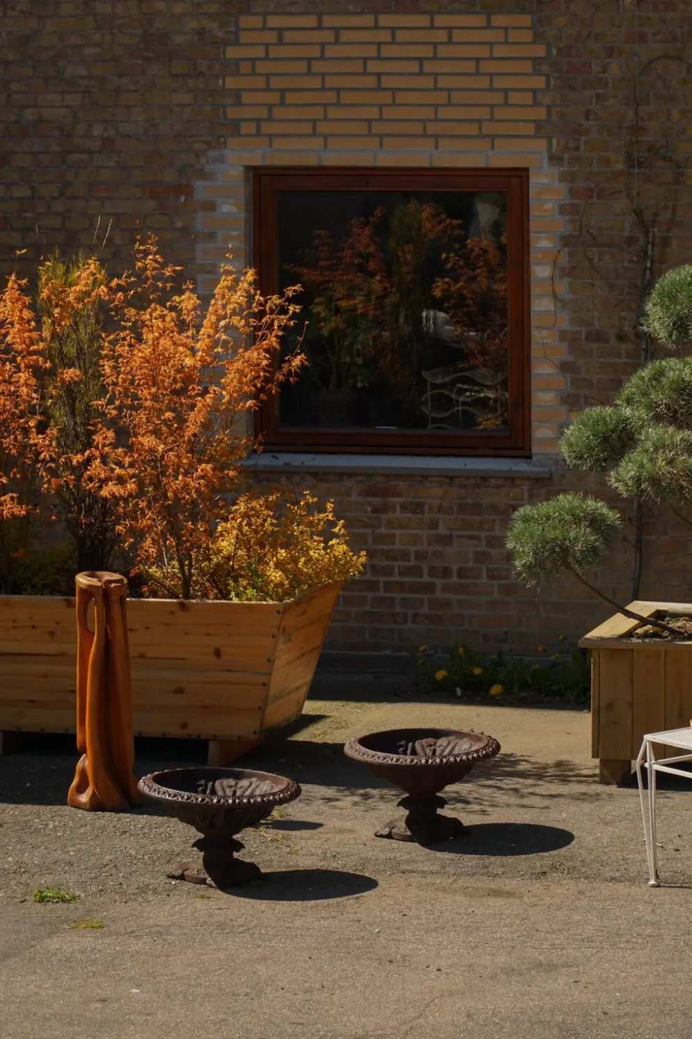 Paire d'urnes / vases de jardin en fonte de style néoclassique, français, années 1900