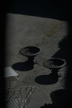 Paire d'urnes / vases de jardin en fonte de style néoclassique, français, années 1900