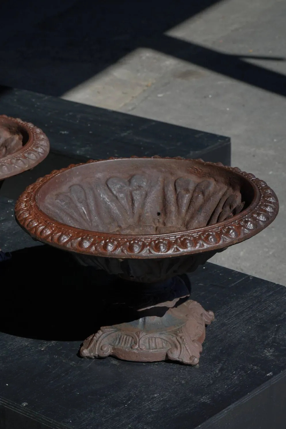 Paire d'urnes / vases de jardin en fonte de style néoclassique, français, années 1900