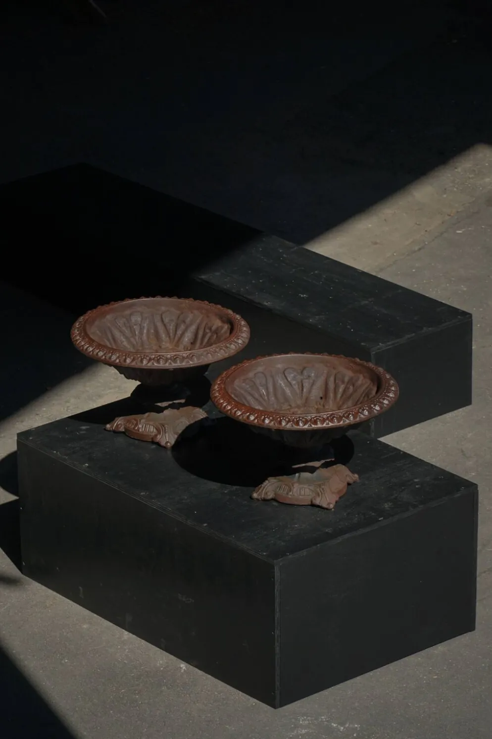 Paire d'urnes / vases de jardin en fonte de style néoclassique, français, années 1900