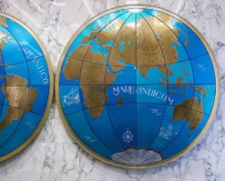 Paire impressionnante de deux globes muraux modernes géants carte du monde, diamètre 95 pouces, années 1950