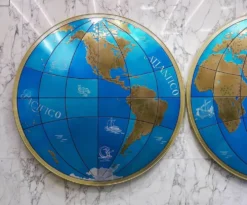 Paire impressionnante de deux globes muraux modernes géants carte du monde, diamètre 95 pouces, années 1950