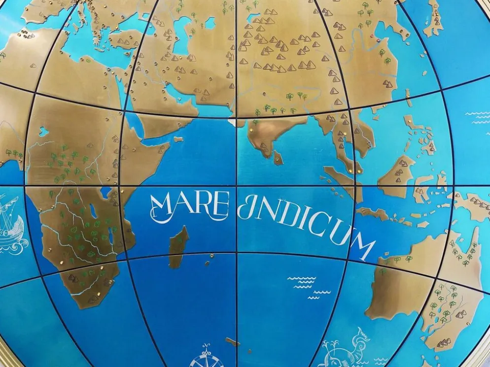 Paire impressionnante de deux globes muraux modernes géants carte du monde, diamètre 95 pouces, années 1950