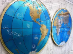 Paire impressionnante de deux globes muraux modernes géants carte du monde, diamètre 95 pouces, années 1950