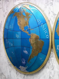 Paire impressionnante de deux globes muraux modernes géants carte du monde, diamètre 95 pouces, années 1950