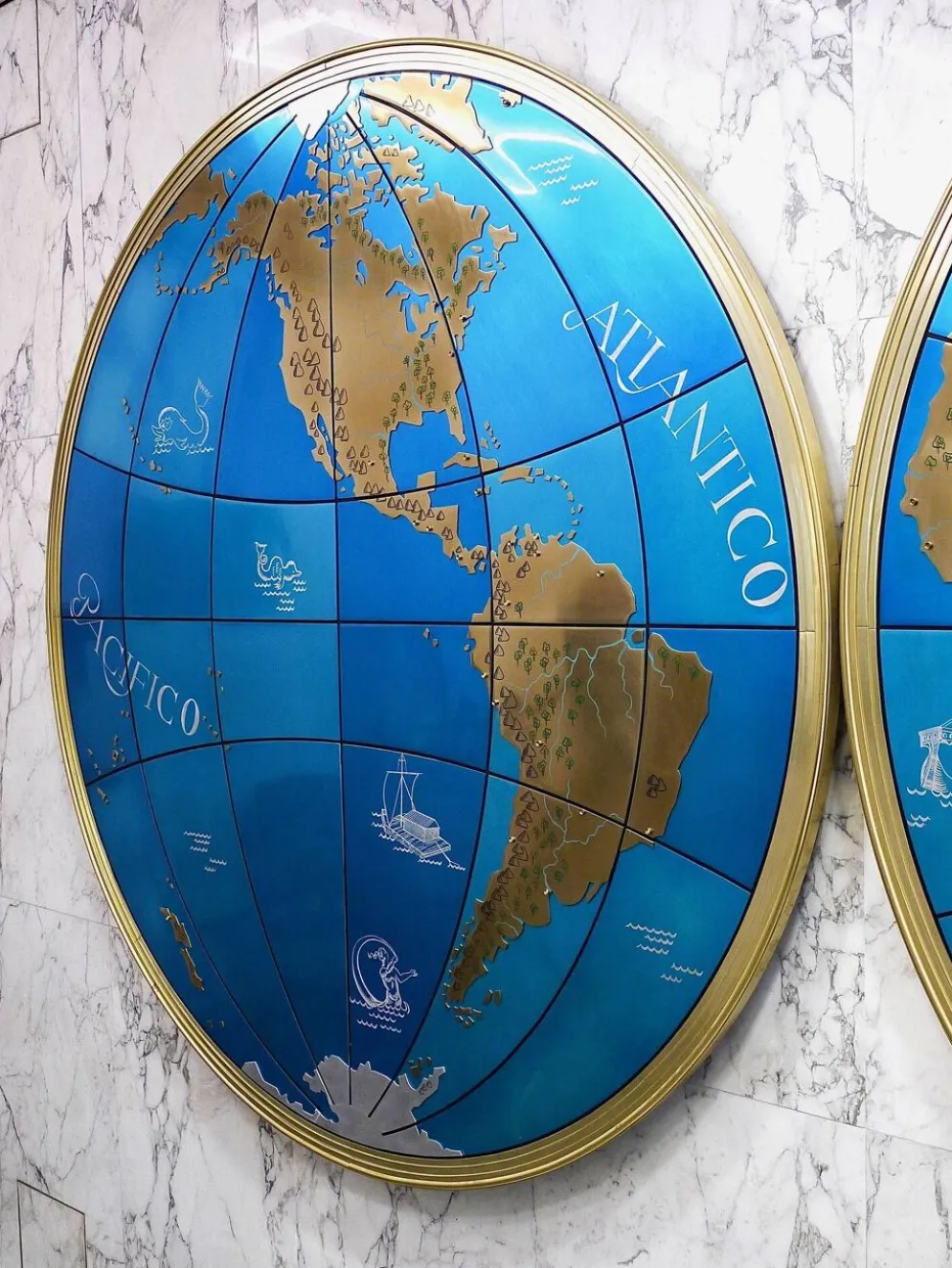 Paire impressionnante de deux globes muraux modernes géants carte du monde, diamètre 95 pouces, années 1950