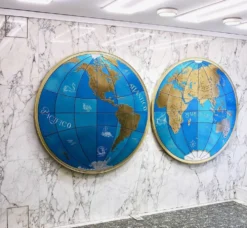 Paire impressionnante de deux globes muraux modernes géants carte du monde, diamètre 95 pouces, années 1950