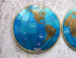 Paire impressionnante de deux globes muraux modernes géants carte du monde, diamètre 95 pouces, années 1950