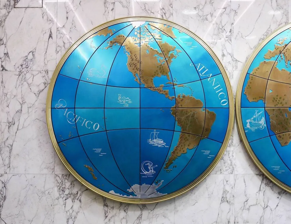 Paire impressionnante de deux globes muraux modernes géants carte du monde, diamètre 95 pouces, années 1950