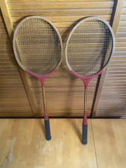 Paire raquette ancienne badminton player bois vintage