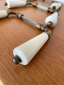 paires de poignées béquille en porcelaine et laiton