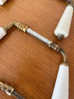 paires de poignées béquille en porcelaine et laiton