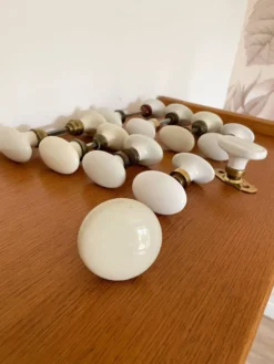 8 paires de poignées de porte et 2 poignées de fenêtres en porcelaine