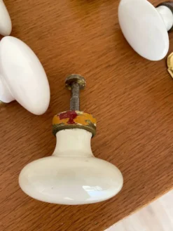 8 paires de poignées de porte et 2 poignées de fenêtres en porcelaine