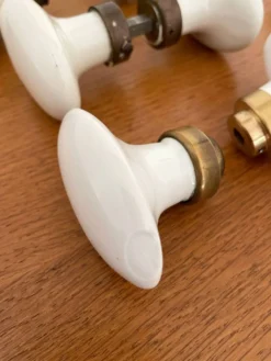 8 paires de poignées de porte et 2 poignées de fenêtres en porcelaine