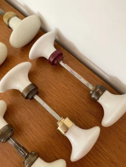 8 paires de poignées de porte et 2 poignées de fenêtres en porcelaine