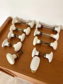 8 paires de poignées de porte et 2 poignées de fenêtres en porcelaine